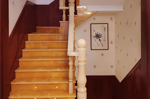 兴隆华侨农场中式别墅室内汉白玉石楼梯的定制安装装饰效果